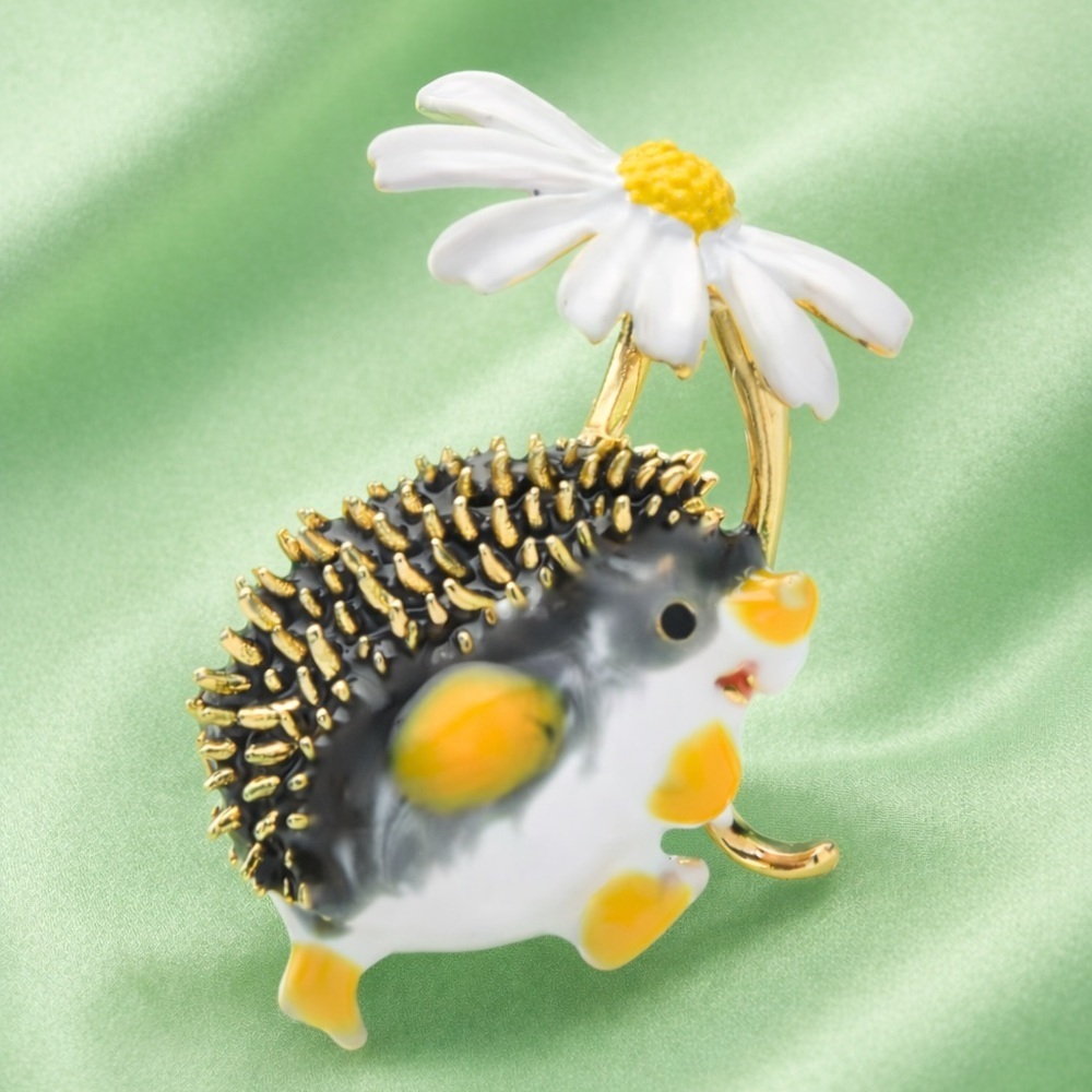Daisy Hedgehog Gold Brooch